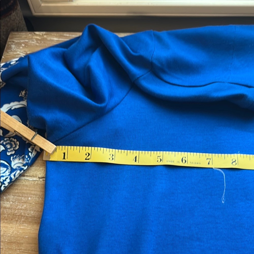 Chico's Royal Blue V-Neck Top with White Floral Design - Picture 8 of 9